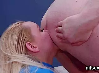 嘿，看这个贱妞接受残酷的肛门治疗！