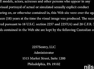 嘿，看这个贱妞接受残酷的肛门治疗！