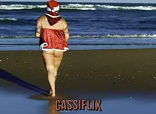 Mamãe Noel Cheia de Tesão na Praia Deu a Bucetinha de Presente para Seguidor do Instagram