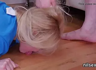 嘿，看这个贱妞接受残酷的肛门治疗！