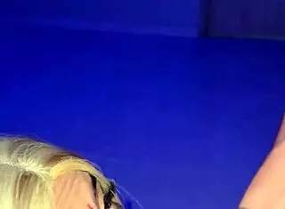 吸我最好朋友的鸡巴并接受他的热精液？