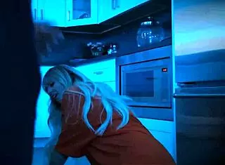 该死！继兄因为晚归勒索继妹。MyFamilyFuck戏剧展开！