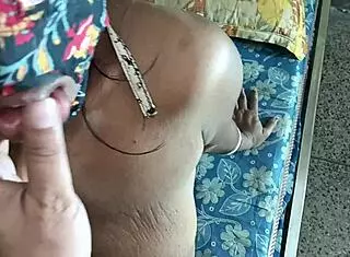 印度人妻Sibani被老公猛干呻吟浪叫