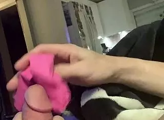 infamous adore se faire jouir dans le salon