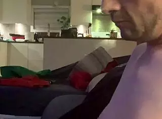 infamous adore se faire jouir dans le salon