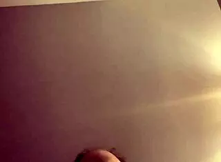 infamous adore se faire jouir dans le salon