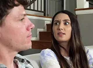 继兄掏大屌让继妹狂舔口水直流