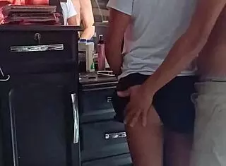 帕梅拉·卡斯蒂略在我的房间里粗暴肛交内射。黑人熟女像荡妇一样舔和吹！