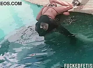 Helen Star's couple submission with oral and vibrator in pool