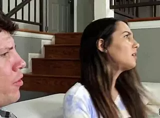 继兄掏大屌让继妹狂舔口水直流