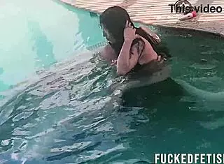 Helen Star's couple submission with oral and vibrator in pool