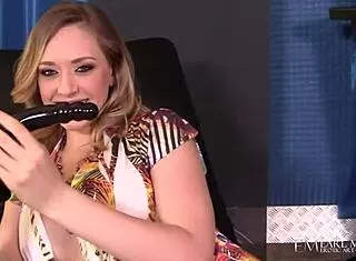 Kagney Linn Karter脱衣猛插假屌