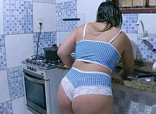 Caught this latina with big ass cooking, what now?!