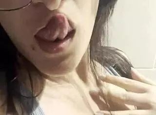 Me Masturbo En Un Baño Público Mientras No Hay Nadie