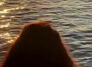 i showed my pussy on the beach without panties, feeling so sexy outdoors.