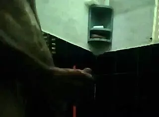 In this tale, Lindo Aloprado showcases his 21cm during intense solo masturbation session.