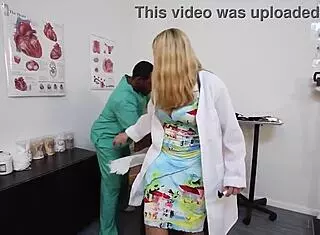 最骚医生Joslyn Jane骑Rome Major射满大奶臀