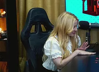 i got so horny with that branquinha on the podcast table, her tiny panties showed off her hairy pussy - p�pum