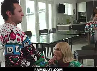 继女把继父的鸡巴当甜点吃，问他想不想感受我的紧逼。