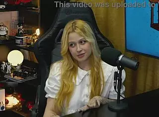 i got so horny with that branquinha on the podcast table, her tiny panties showed off her hairy pussy - p�pum