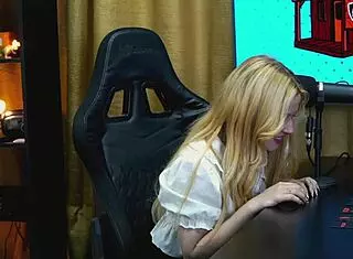 i got so horny with that branquinha on the podcast table, her tiny panties showed off her hairy pussy - p�pum