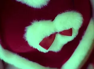 naughty wench pegs and cums 😈