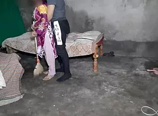 火辣性感英国女仆接受猛烈后入式操。印度快速插入紧逼让她弯腰。