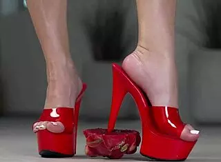 娇小黑发妹光脚高跟踩爆水果4K