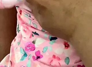 Acariciando el Dulce Cuerpo de Hermosa Latina para su Virginidad