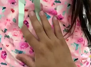 Acariciando el Dulce Cuerpo de Hermosa Latina para su Virginidad