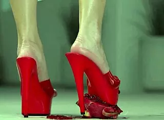 娇小黑发妹光脚高跟踩爆水果4K