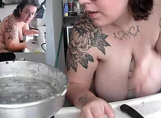 i'm doing dishes naked, flashing saggy tits.