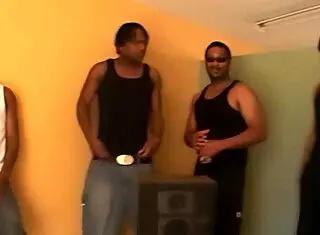 她渴望一次吞四根大屌