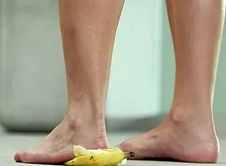 娇小黑发妹光脚高跟踩爆水果4K