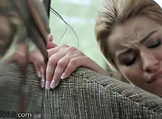 金发骚货洗干净玩屁眼狂欢