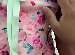 Acariciando el Dulce Cuerpo de Hermosa Latina para su Virginidad