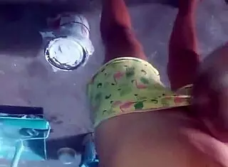 enpeada latina MILF wants AUMENTO for SEXO ORAL in doggystyle