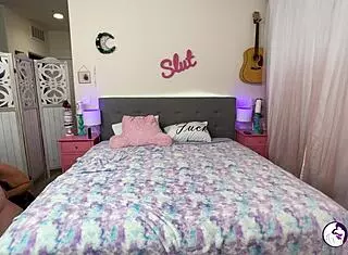 Hell yeah, thick redhead Mary dominates in cuckold play!