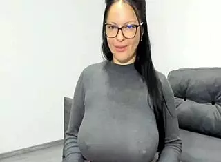 webcam milf strips and masturbates