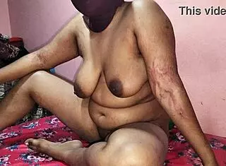 乡村女孩第一次紧逼性爱，在印度自拍视频中被抓到！