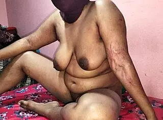 乡村女孩第一次紧逼性爱，在印度自拍视频中被抓到！