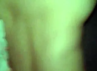 与我的越南妻子探索亲密时刻