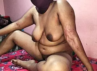 乡村女孩第一次紧逼性爱，在印度自拍视频中被抓到！