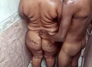 Sexo no banheiro - tomando banho com amigo de quarto